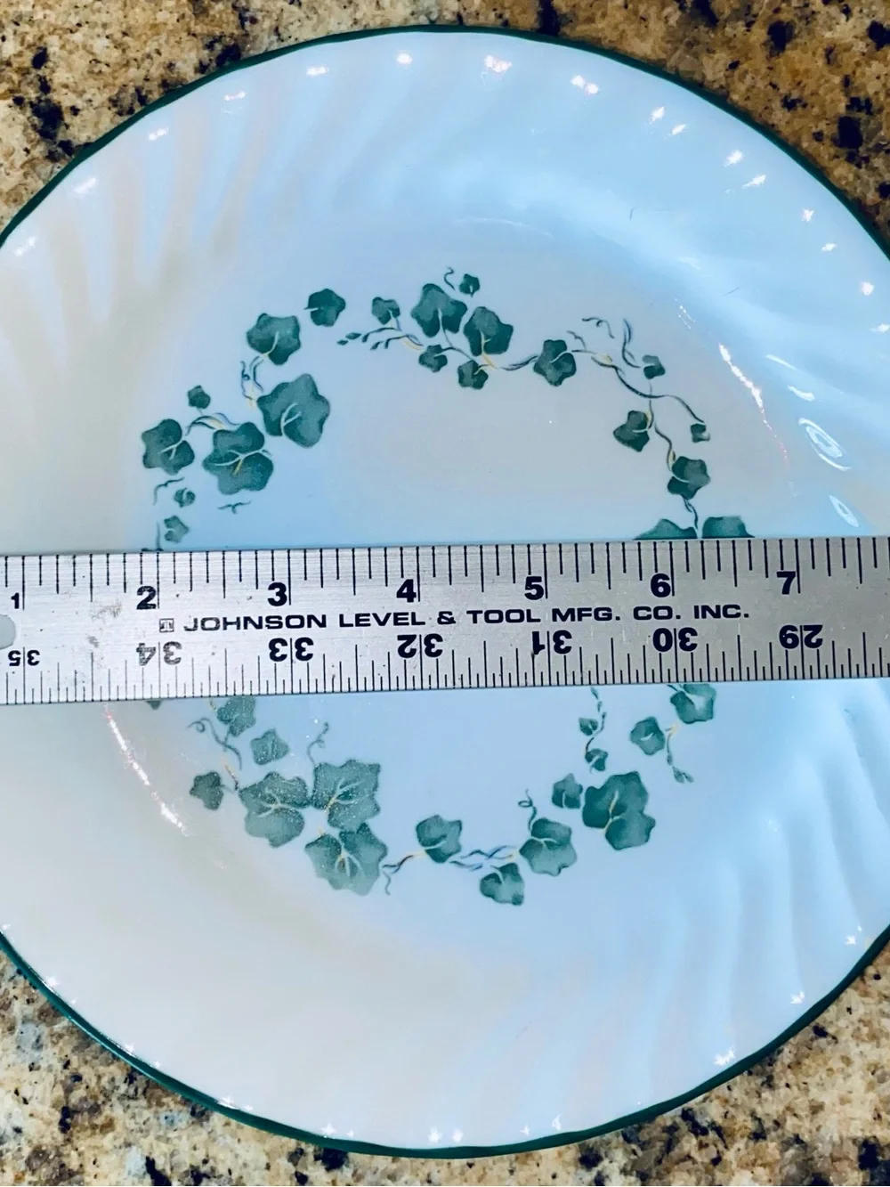 Corelle Callaway Ivy Luncheon Plates 9” wide Set of 6 - White Swirl Green Rim